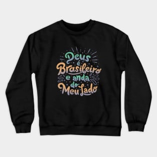 Deus é brasileiro e anda do meu lado by Tobe Fonseca Crewneck Sweatshirt